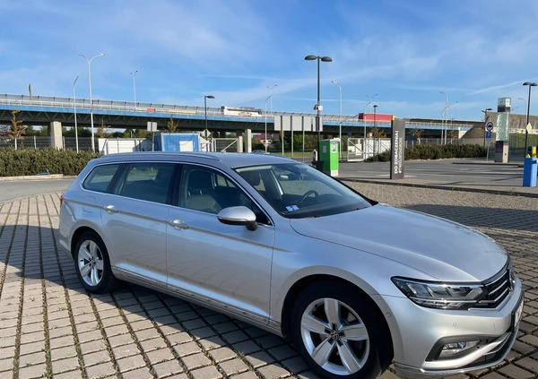 Volkswagen Passat cena 93500 przebieg: 92900, rok produkcji 2019 z Wrocław małe 121